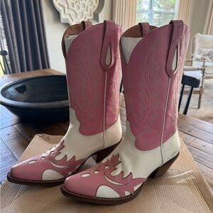 Dingo Women’s size 7 floor sample pink and white cowboy boots